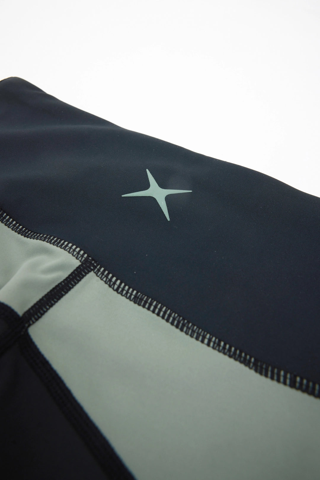 BLACK TRAIN WOMAN LEGGINS