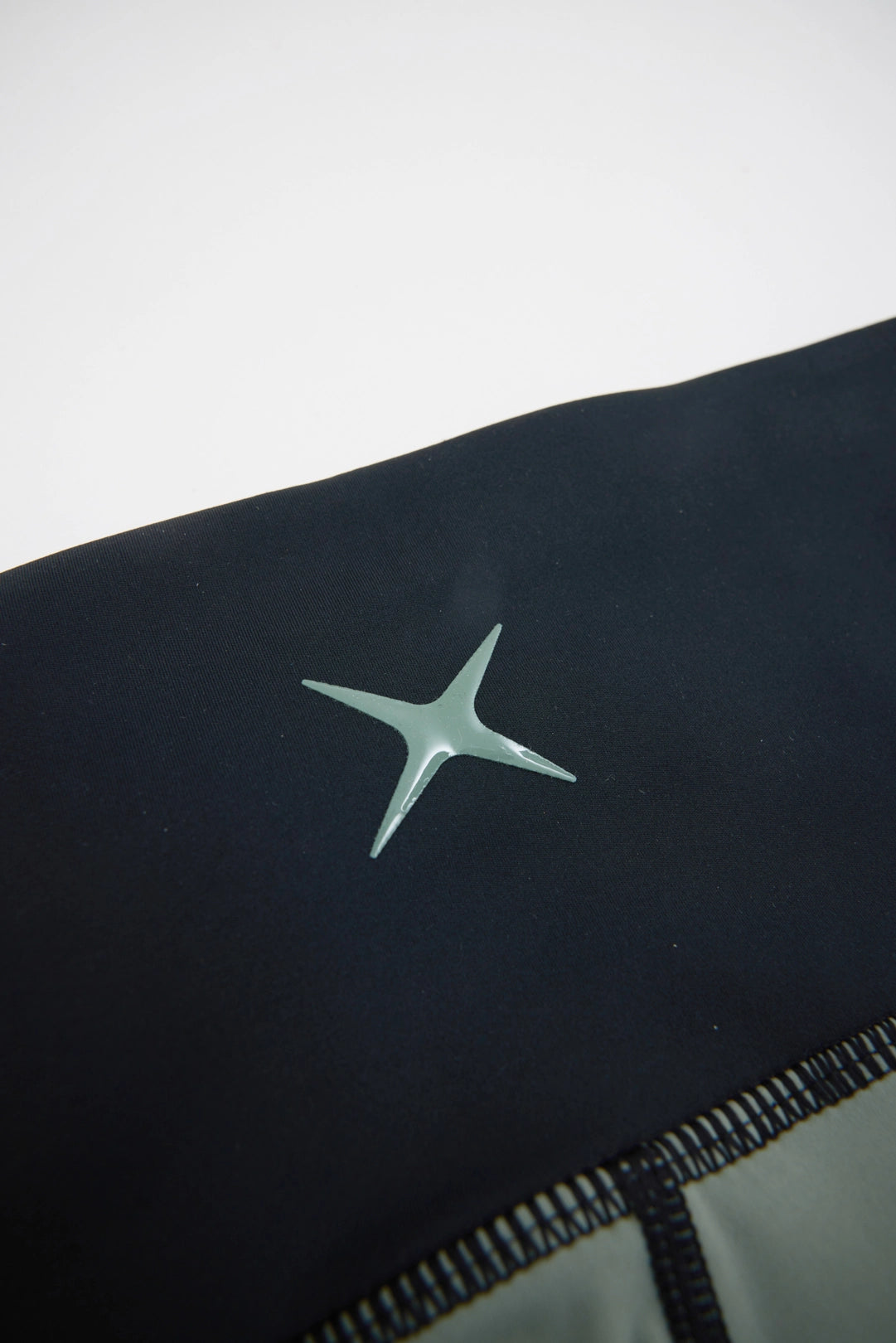 BLACK TRAIN WOMAN LEGGINS