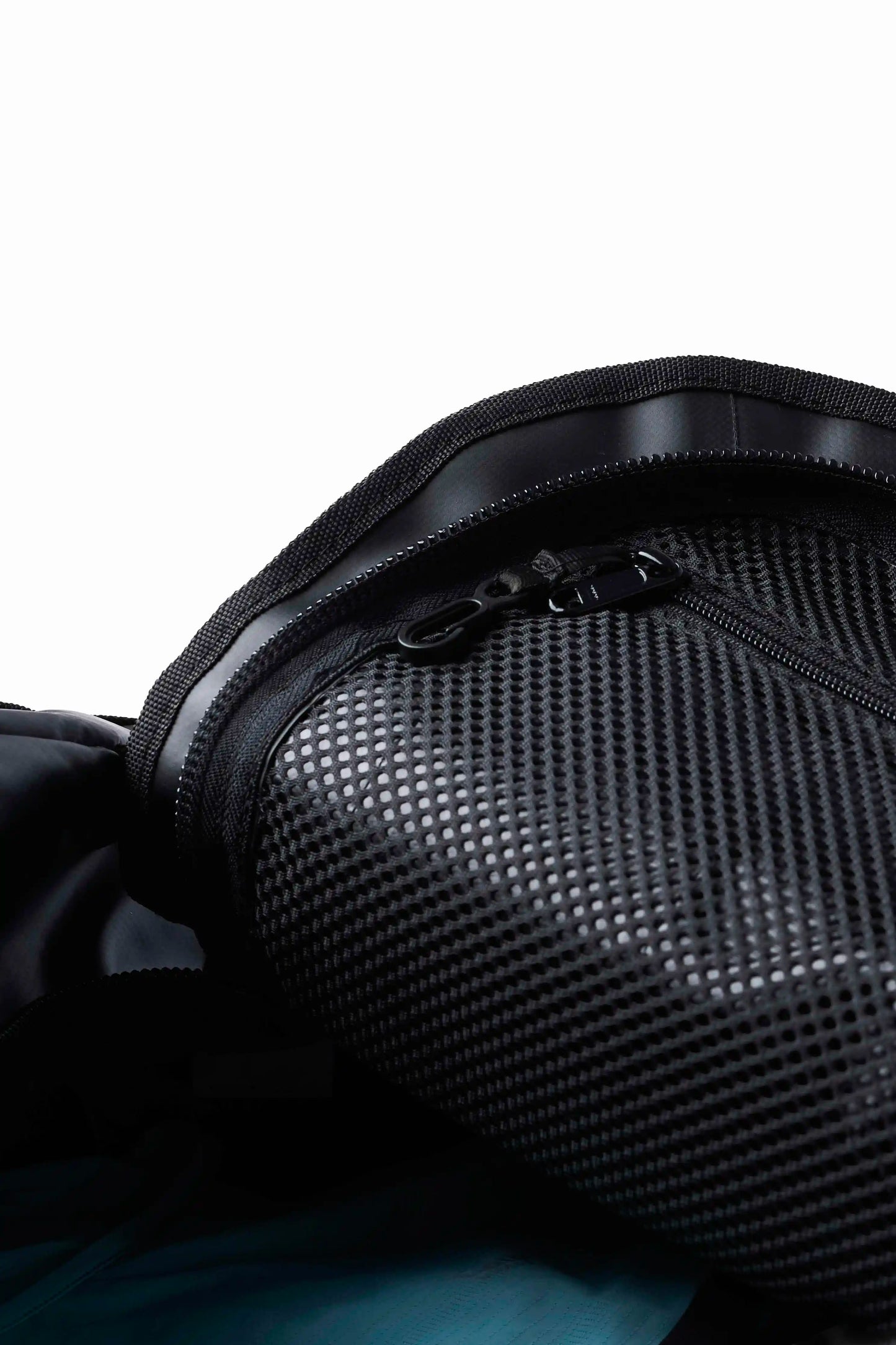 DEEP BLACK TRAINING DUFFLE BAG